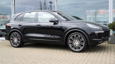 Schwarzer Porsche Cayenne mit Original-Felgen im Mehrspeichen-Design