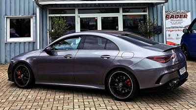 Mercedes-Benz CLA 45 AMG mit Original-Felgen Mercedes-Benz CLA 45 AMG in Grau Metallic mit roten Bremssätteln und matt schwarzen Original-Felgen