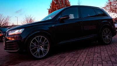 Schwarzer Audi Q7 mit Original-Felgen im Y-Speichen-Design
