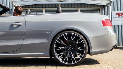 Audi RS5 Cabriolet mit schwarzen Original-Felgen im Y-Speichen-Design