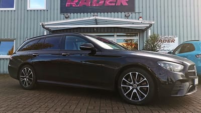 Schwarze Mercedes-Benz E-Klasse mit glanzgedrehten Original-Felgen