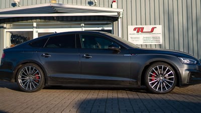 Audi A5 mit Original-Felgen Audi A5 in Dunkelgrau Metallic mit roten Bremssätteln und anthrazitfarbenen Original-Felgen