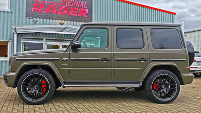 Mercedes-Benz G63 AMG in mattem Olivgrün mit roten Bremssätteln und schwarzen Original-Felgen im Y-Speichen-Design