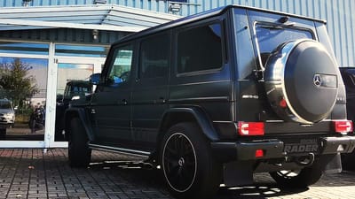 Mercedes-Benz G63 AMG in Matt-Schwarz auf schwarzen Original-Felgen im Mehrspeichen-Design