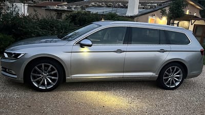 Silberner Volkswagen Passat mit Original-Felgen im 10-Speichen-Design