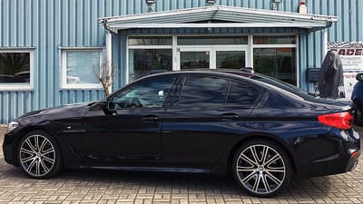 BMW 5er mit Original-Felgen im Vielspeichen-Design BMW 5er in Schwarz Metallic mit blauen Bremssätteln und bicolor glanzgedrehten Original-Felgen