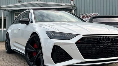Audi RS6 auf Original-Felgen von OR24.de Weißer Audi RS6 mit roten Bremssätteln und Original-Felgen im 5-V-Speichen-Design