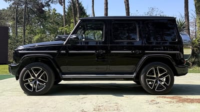 Mercedes-Benz G-Klasse mit Original-Felgen Schwarze Mercedes-Benz G-Klasse mit glanzgedrehten Original-Felgen