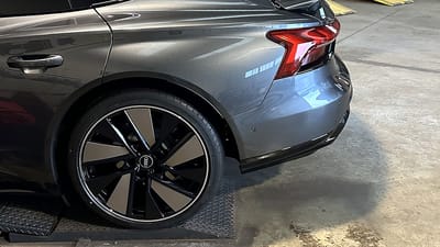 Audi e-tron GT in Grau Metallic mit Original-Felgen im Aero-Design