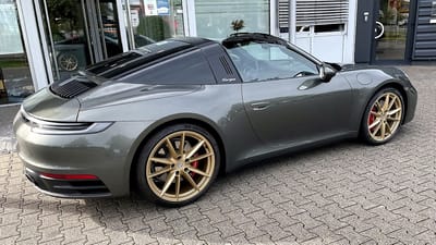 Porsche 911 Targa in Grau Metallic mit roten Bremssätteln und goldenen Original-Felgen im 5-Doppelspeichen-Design