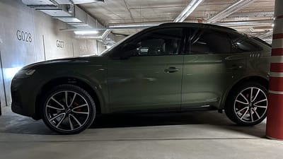 Olivgrüner Audi Q5 mit roten Bremssätteln und schwarz glanzgedrehten Original-Felgen