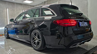 Schwarze Mercedes-Benz C-Klasse mit glanzgedrehten Original-Felgen im 5-Doppelspeichen-Design