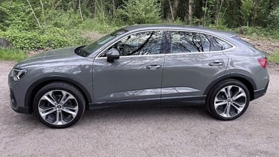 Audi Q3 in Grau mit Original-Felgen im 5-V-Speichen-Design