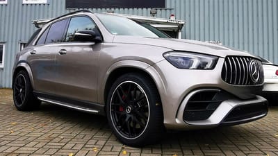 Mercedes-Benz GLE 63 AMG mit Original-Felgen Mercedes-Benz GLE 63 AMG in Beige Metallic mit roten Bremssätteln und schwarzen Original-Felgen im Kreuzspeichen-Design