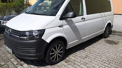 Weißer Volkswagen Transporter mit glanzgedrehten Original-Felgen im 10-Speichen-Design
