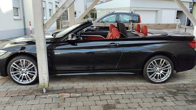 Schwarzes BMW 4er Cabriolet mit silbernen Original-Felgen im Doppelspeichen-Design