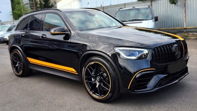 Schwarzer Mercedes-Benz GLC 63 AMG mit Original-Felgen im Kreuzspeichen-Design und gelbem Felgenrand