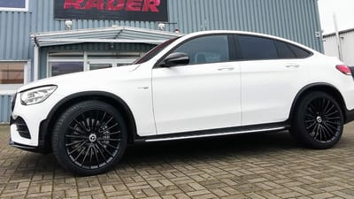 Weißer Mercedes-Benz GLC 43 AMG auf schwarzen Original-Felgen im Vielspeichen-Design