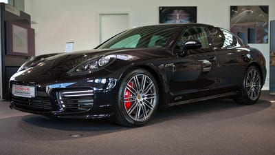 Porsche Panamera GTS in Dunkelviolett Metallic mit silbernen Original-Felgen im Vielspeichen-Design
