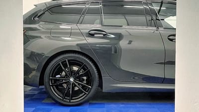 BMW 3er in Grau Metallic mit schwarzen Original-Felgen im Doppelspeichen-Design