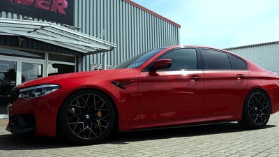 Roter BMW M5 mit goldenen Bremssätteln und schwarzen Original-Felgen im Y-Speichen-Design