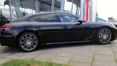 Porsche Panamera GTS auf Original-Felgen Porsche Panamera GTS in Schwarz Metallic mit Original-Felgen in Silber und Anthrazit