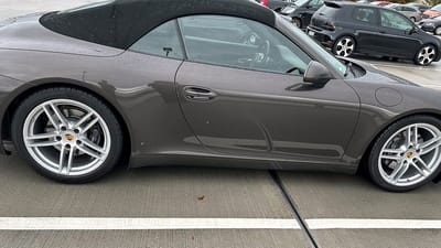Porsche 911 auf Original-Felgen Porsche 911 Cabriolet mit silbernen Original-Felgen im 5-Doppelspeichen-Design