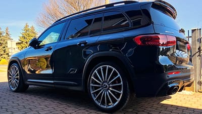 Mercedes-Benz GLB 35 AMG auf Original-Felgen Mercedes-Benz GLB 35 AMG in Schwarz Metallic mit Original-Felgen in Silber und Schwarz
