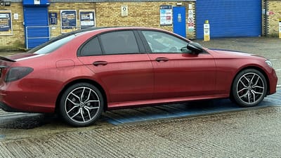 Mercedes-Benz E-Klasse in Rot Metallic mit glanzgedrehten Original-Felgen