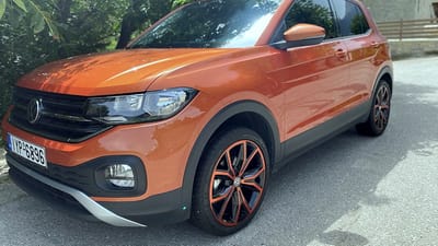 Volkswagen T-Cross in Orange Metallic mit Original-Felgen im Mehrspeichen-Design und orangefarbenen Akzenten