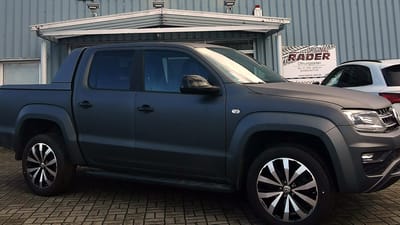 Volkswagen Amarok auf Original-Felgen Volkswagen Amarok in Matt-Schwarz auf glanzgedrehten Original-Felgen im 10-Speichen-Design