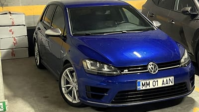 Volkswagen Golf R in Blau Metallic mit Original-Felgen im 5-Doppelspeichen-Design