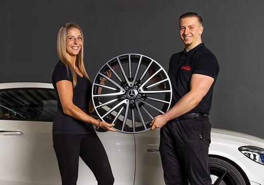 Team von Felgenankauf.de mit einer Original Mercedes-Felge Team von Felgenankauf.de mit einer Original Mercedes-Felge