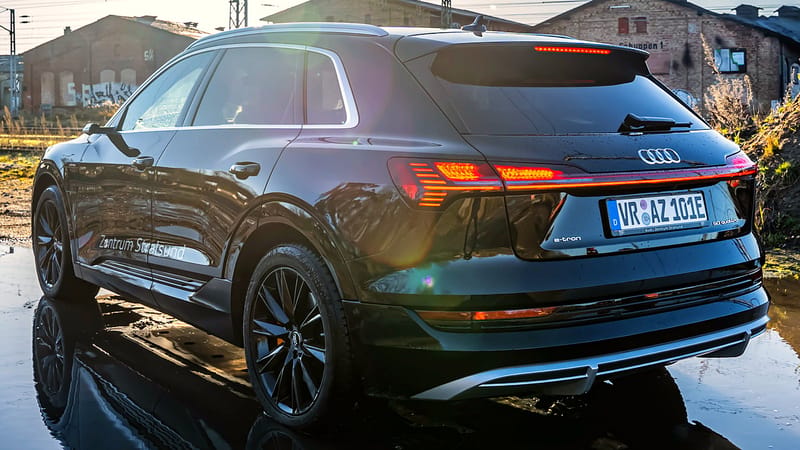 Schwarzer Audi e-tron auf schwarzen Original-Felgen im Vielspeichen-Design