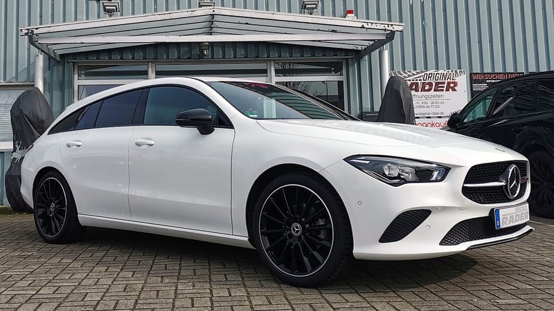 Mercedes-Benz CLA Shooting Brake mit Original-Felgen Weißer Mercedes-Benz CLA Shooting Brake auf schwarzen Original-Felgen im Vielspeichen-Design