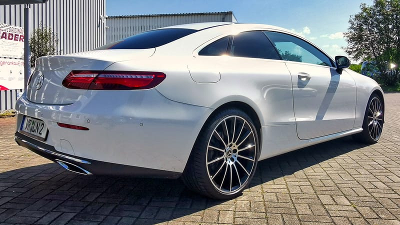 Mercedes-Benz E-Klasse Coupé mit Original-Felgen Weißes Mercedes-Benz E-Klasse Coupé auf glanzgedrehten Original-Felgen im Vielspeichen-Design
