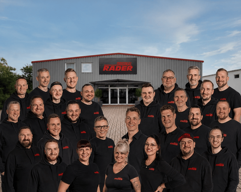 Das Team von OR24.de vor dem Firmengebäude mit dem Original Räder Schriftzug
