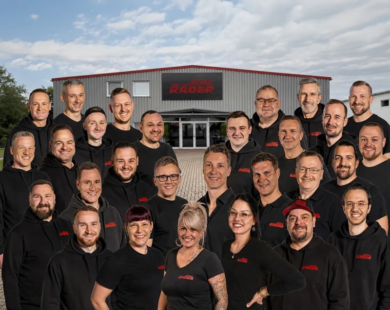 Das Team von OR24.de vor dem Firmengebäude mit dem Original Räder Schriftzug