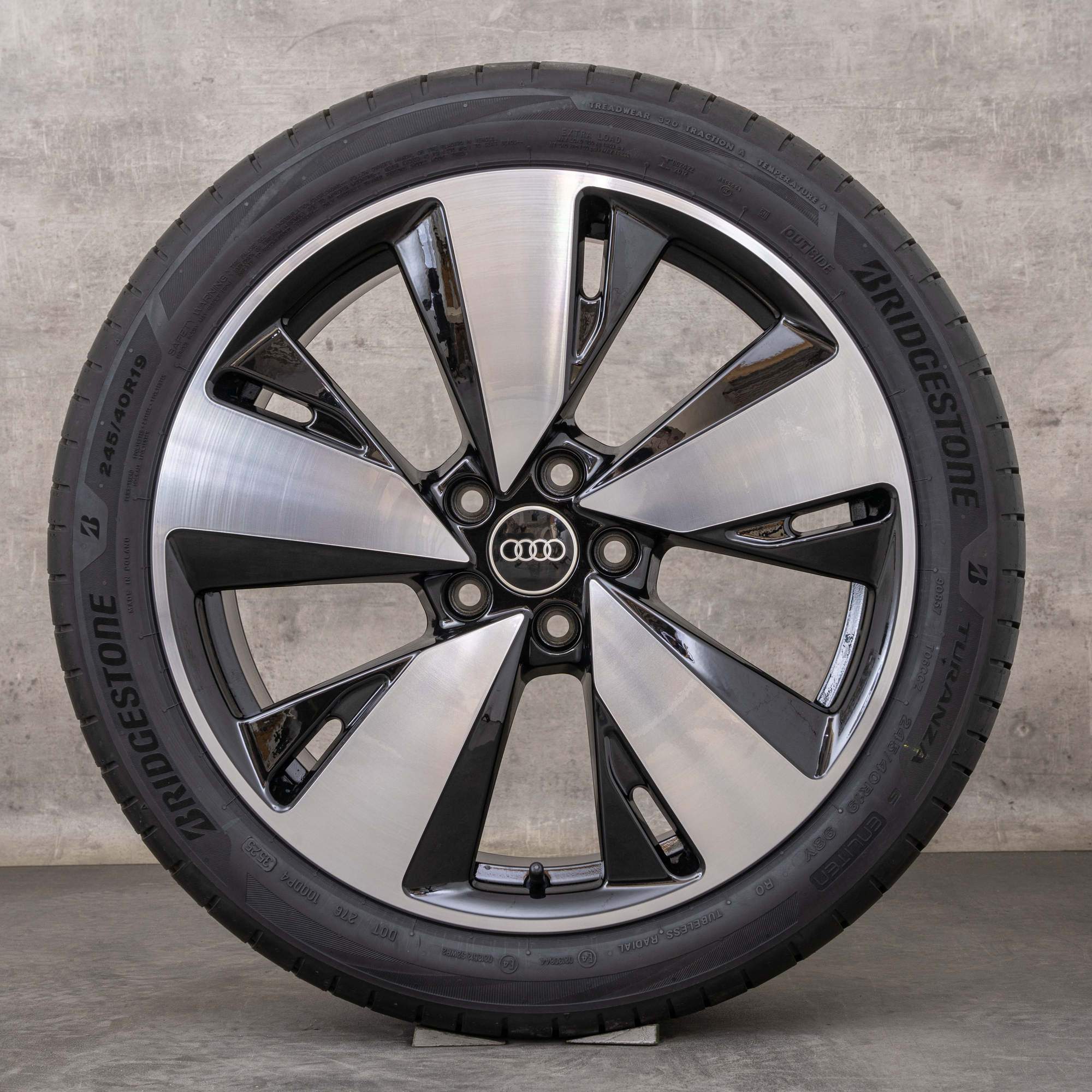 Oryginalne felgi Audi A5 S5 19 cali B10 koła letnie 8B3601025AR czarne polerowane toczone