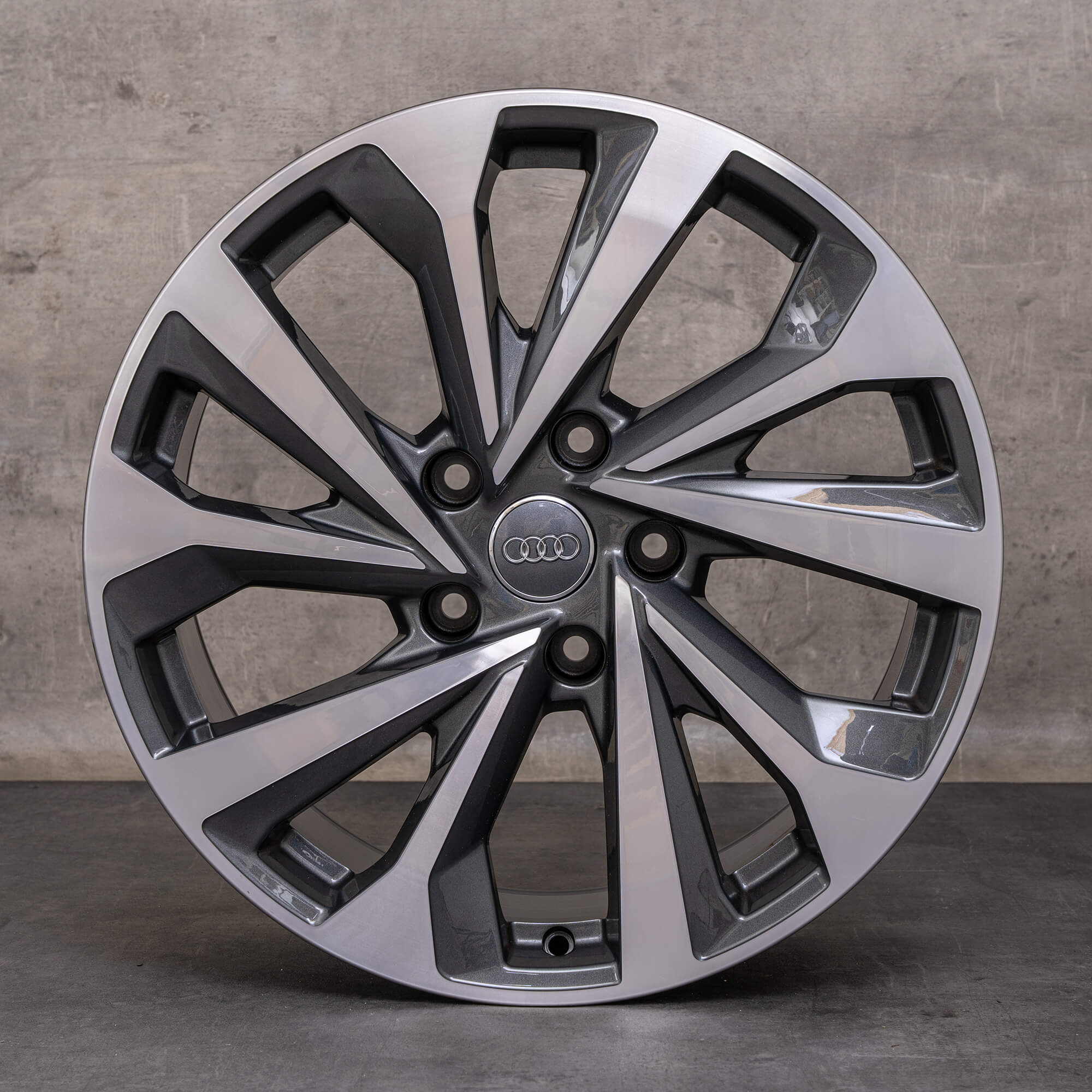 Original Audi Q6 SQ6 e-tron Felgen 19 Zoll GF 85H601025BN 85H601025BM Dynamik graphitgrau glanzgedreht