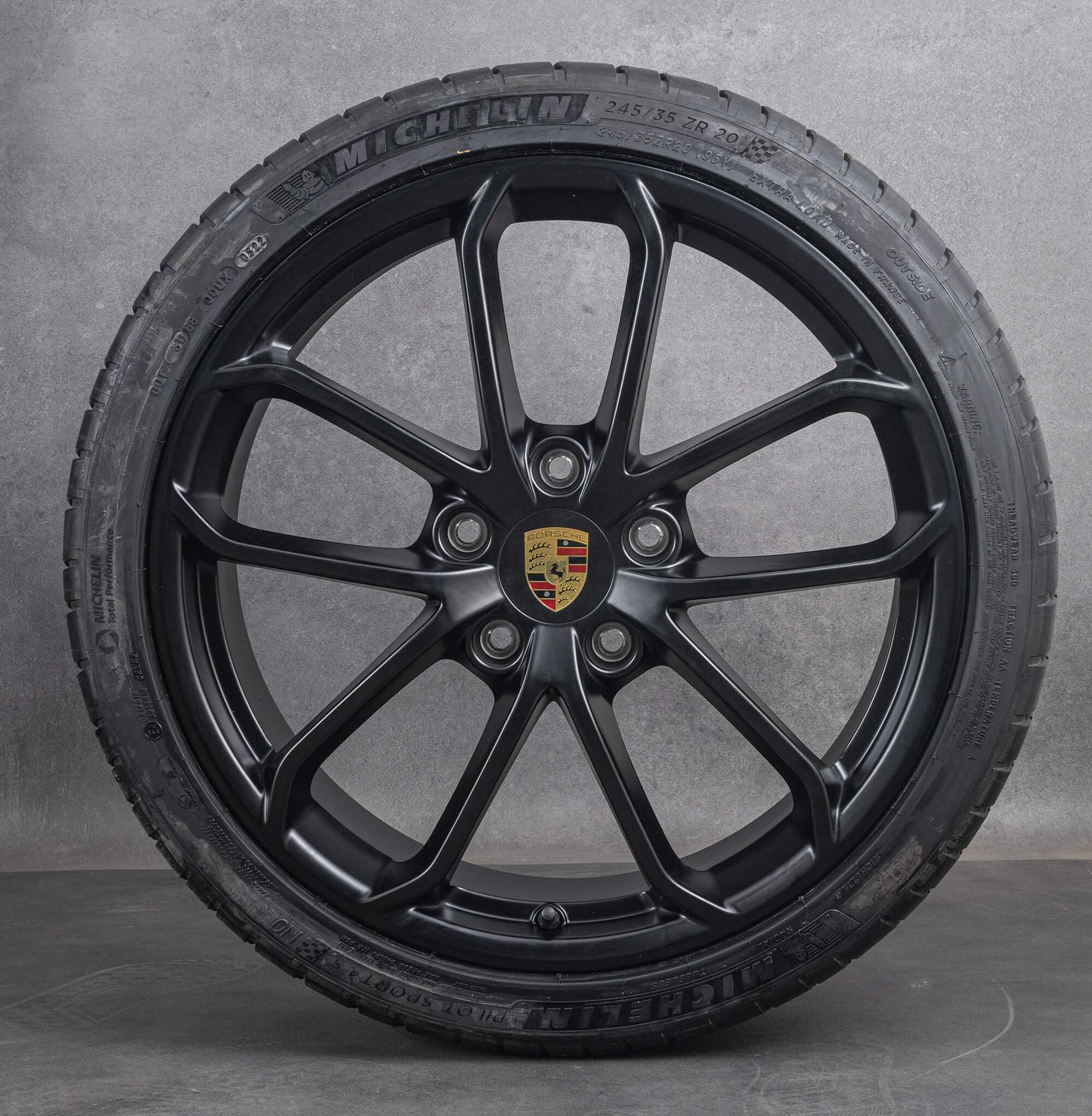 Original zimní pneu s disky Porsche Boxster Cayman 718 20" ráfky na auto 982 GT4 982601025AB 982601025AC černá saténová povrchová úprava