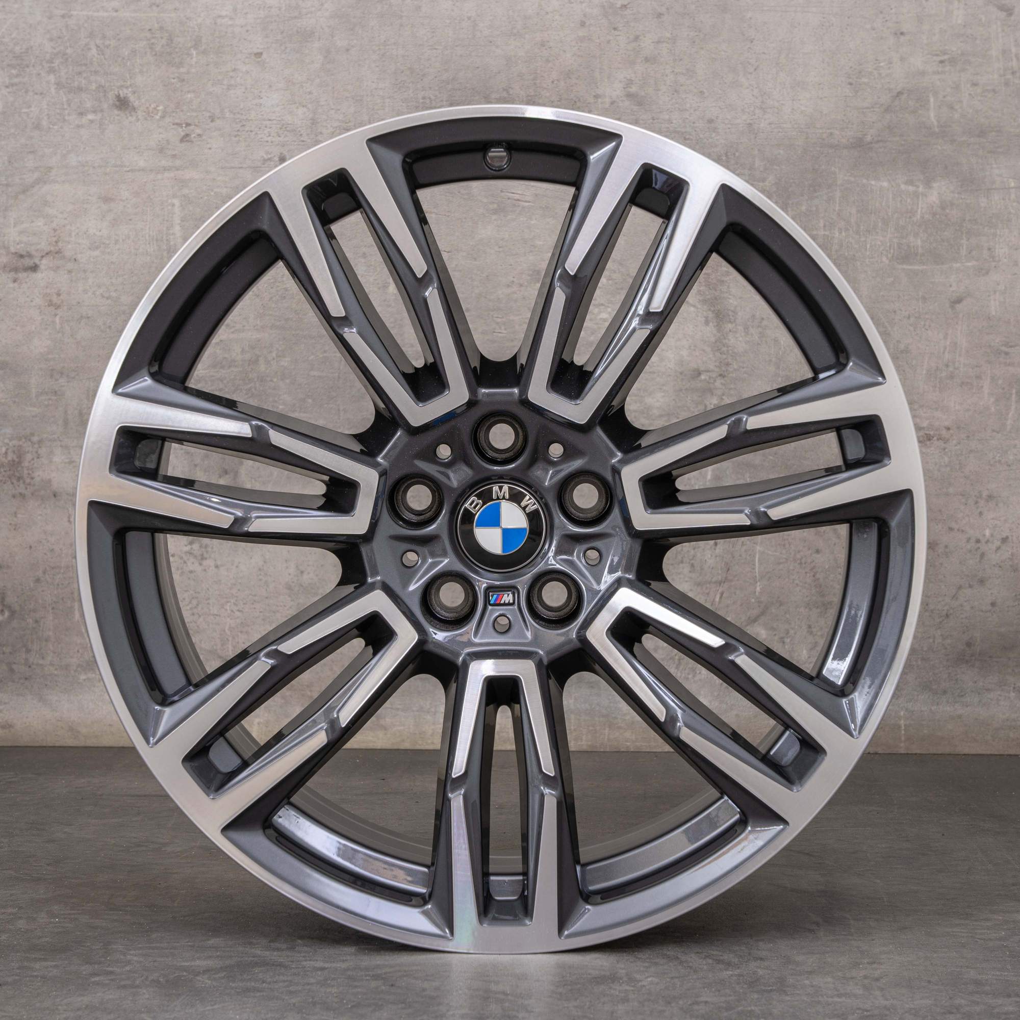 Alkuperäiset BMW 5-sarjan i5 talvirenkaat 19 tuumaa G60 G61 vanteet 5A324E0 Styling 935 M midnight grey diamond cut