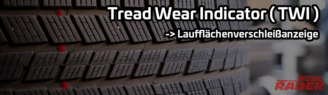 Tread Wear Indicator (TWI) – Verschleißanzeige auf der Reifenlauffläche Nahaufnahme eines Autoreifens mit sichtbarem Tread Wear Indicator (TWI), der den aktuellen Reifenverschleiß anzeigt.