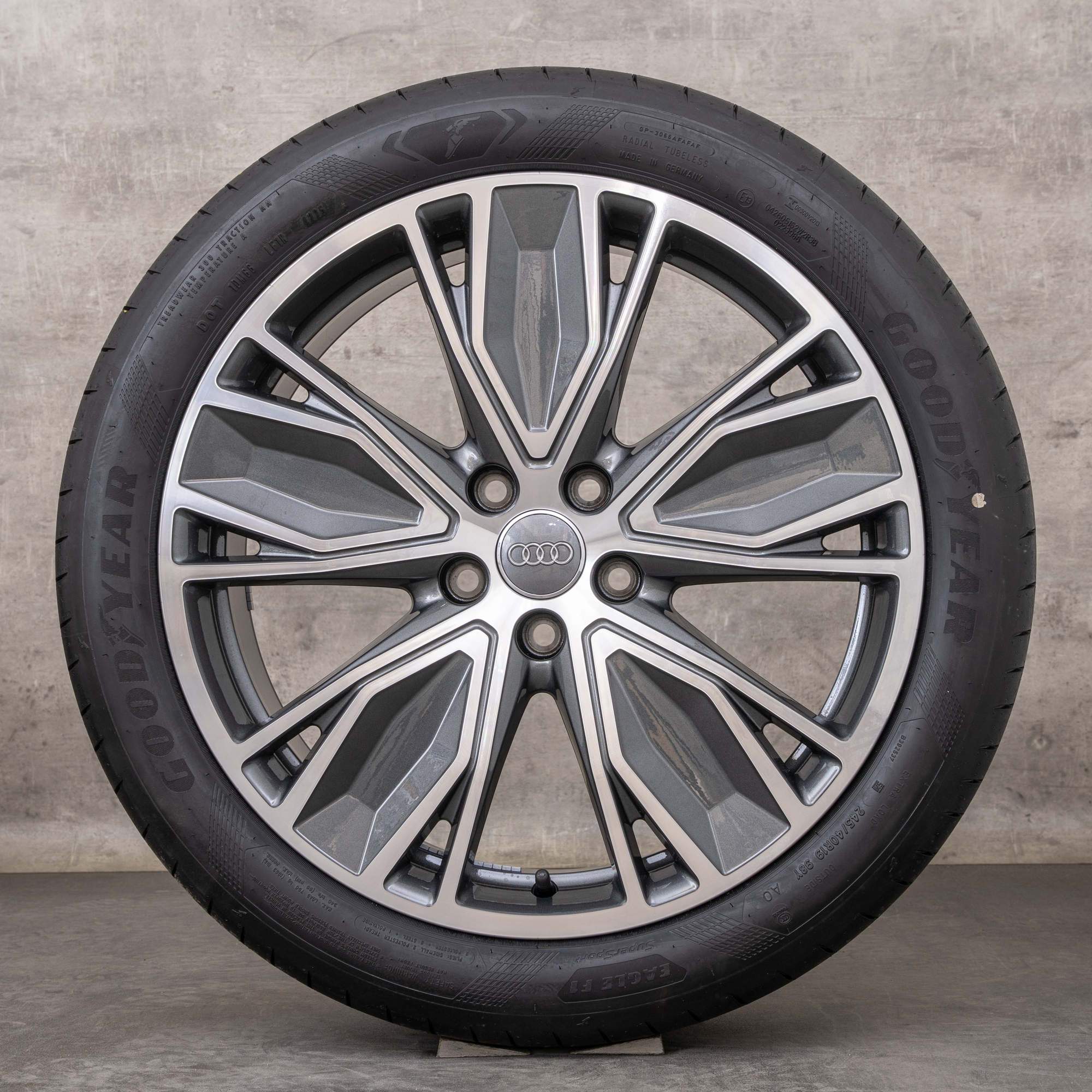 Alkuperäiset Audi A5 S5 vanteet 19 tuuman B10 kesäpyörät 8B3601025AT grafiitinharmaat kiillotetut