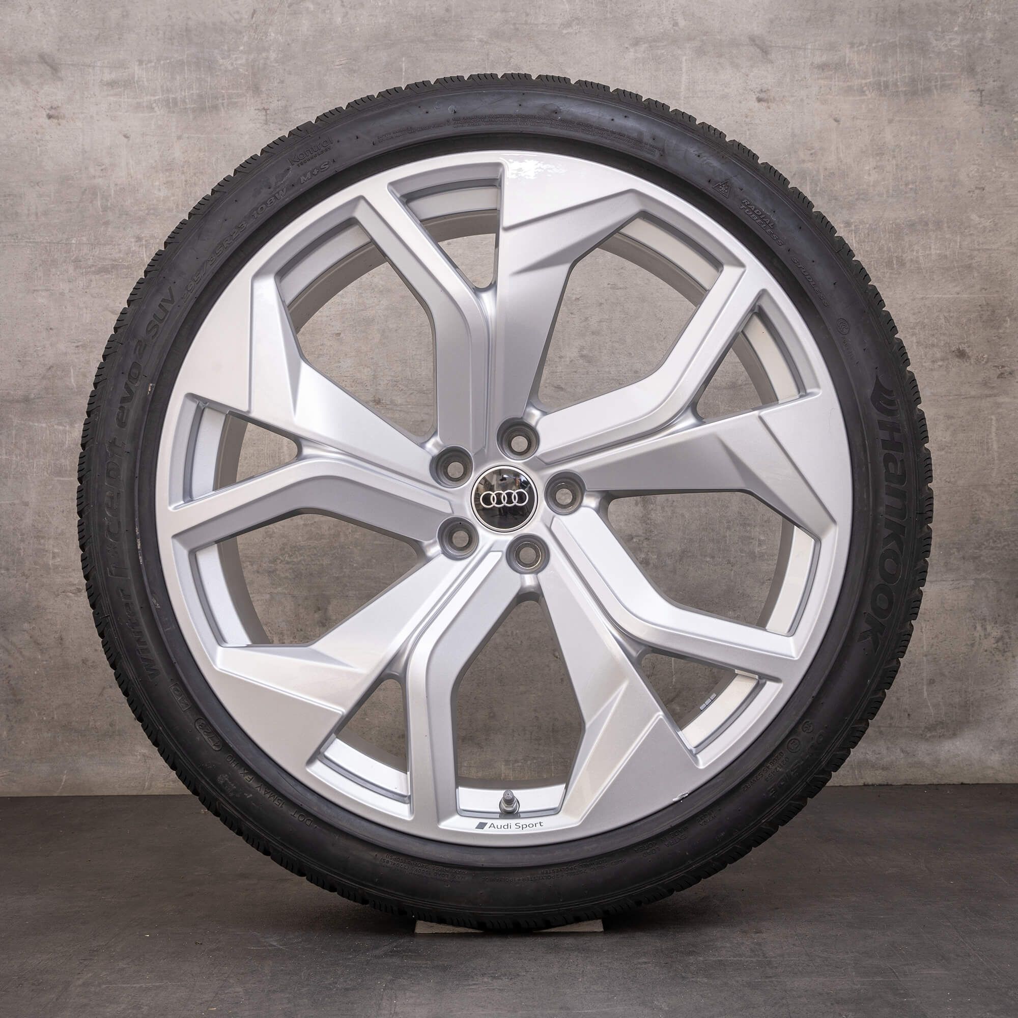 Alkuperäiset Audi RS Q8 talvirenkaat 23 tuuman 4M8 vanteet 4M8601025AG Rotor Design hopea kiiltävästi.