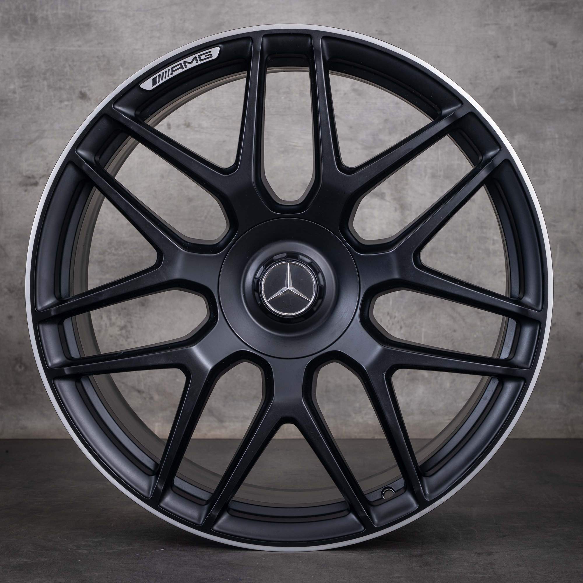 Originalfälgar till Mercedes-Benz G-Klass G63 AMG 22 tum W465 W463A A4634012000 matt svart frontpolerad korsspak