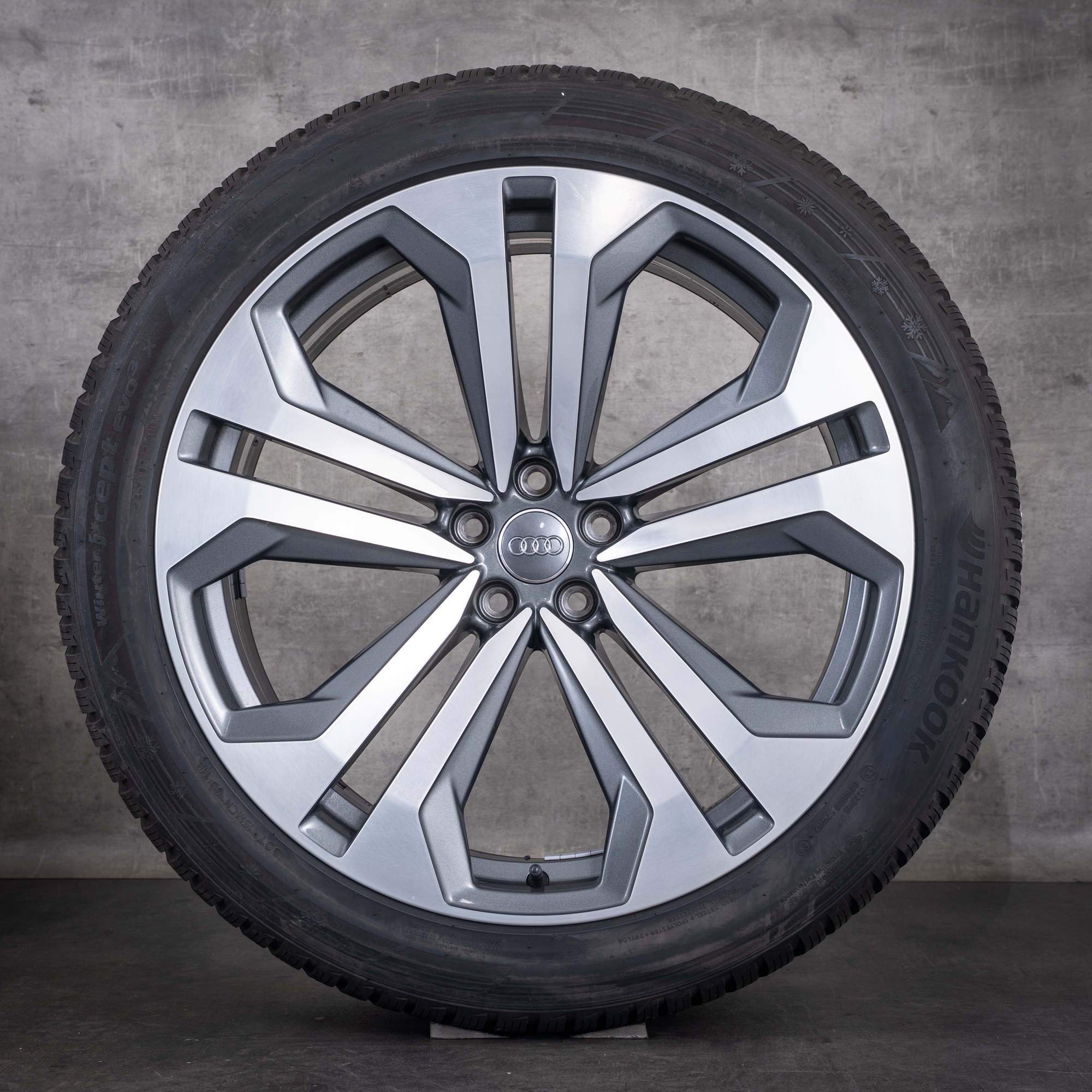 Oryginalne koła zimowe do Audi Q8 SQ8 22 cale felgi 4M8 4M8601025K tytanowe przednie w technologii diamond cut z połyskiem - koło 4 z 4