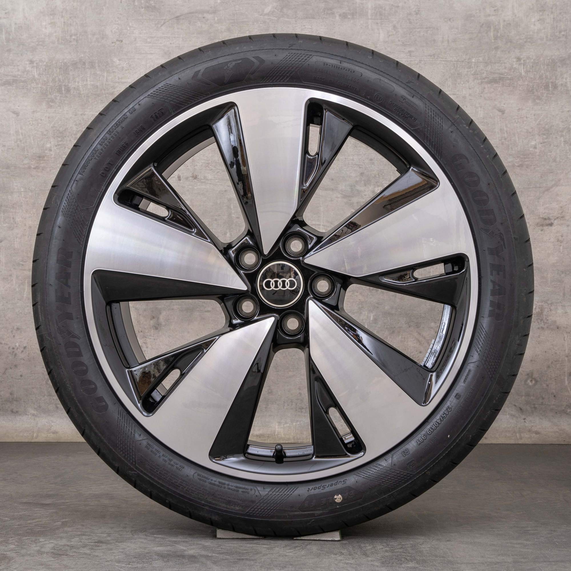 Oryginalne koła zimowe Audi A5 S5 19 cali felgi B10 8B3601025AR czarne polerowane toczone