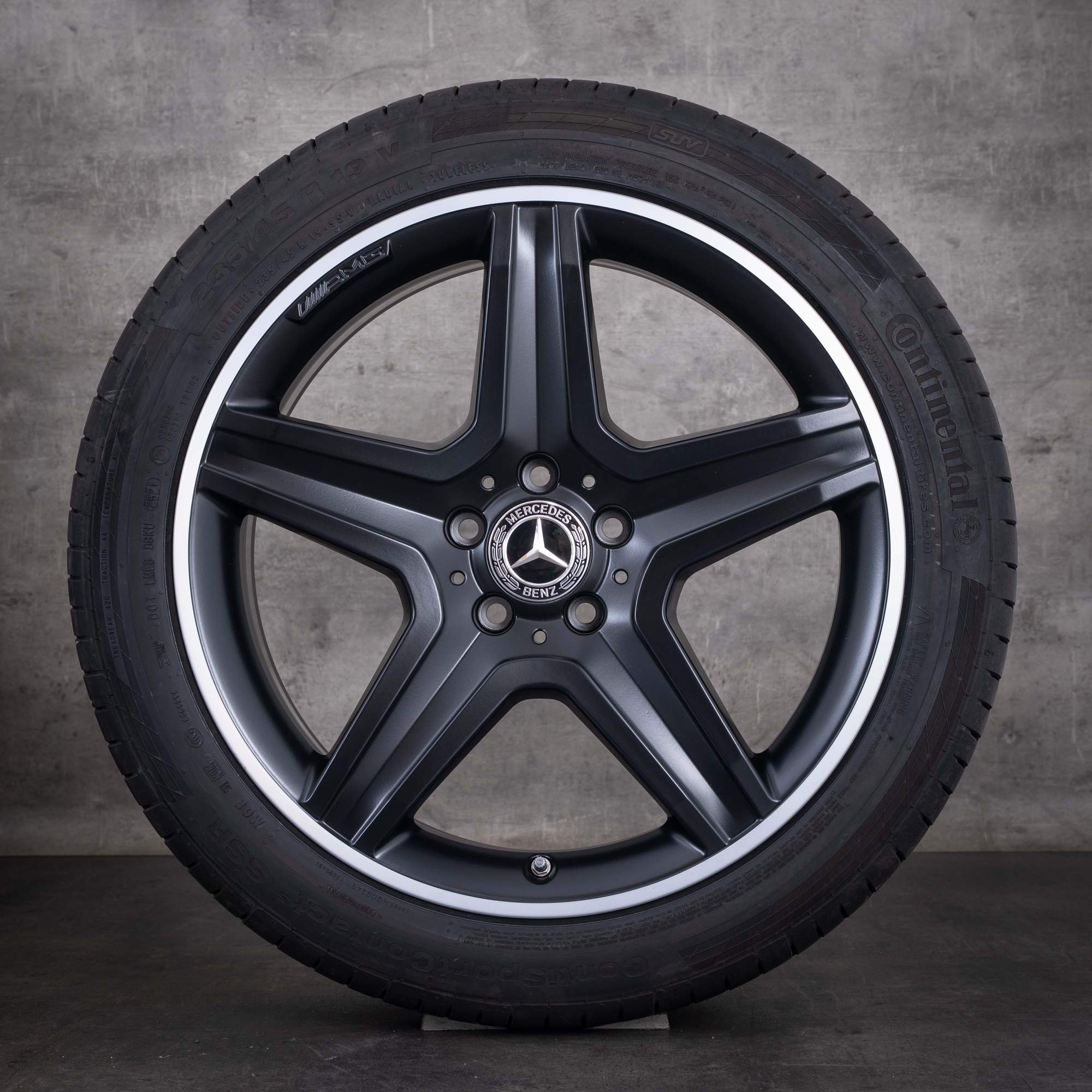 Originele Mercedes-Benz GLA AMG winterbanden op velg 19 inch X156 velgen A1564010600 matzwart met diamond cut rand NIEUW - wiel 1 van 4