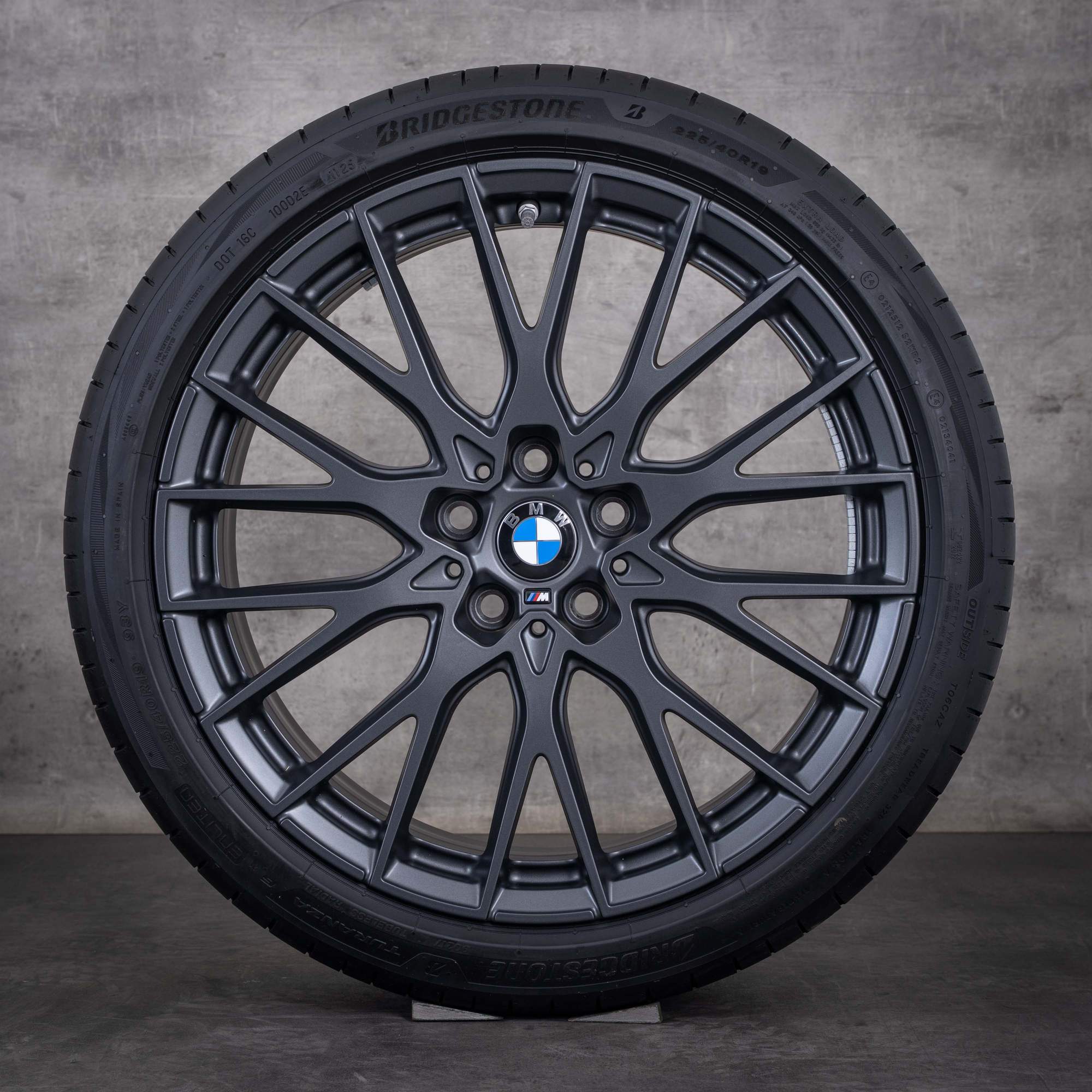 Oryginalne felgi BMW serii 1 i Serii 2 19 cali F70 F74 Gran Goupe opony letnie stylizacja 1085 M 5A917C3 matowa czerń „midnight grey”